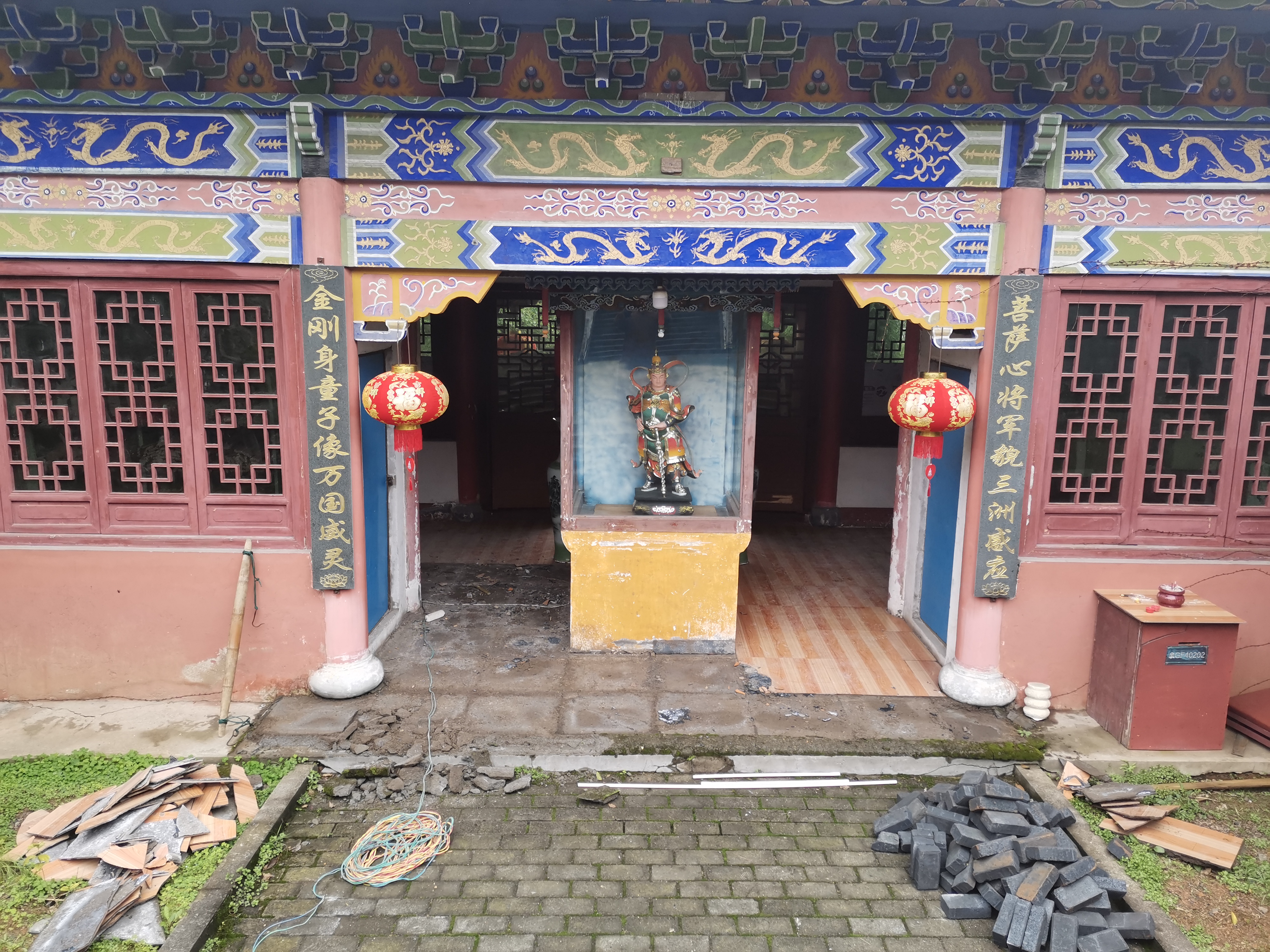 38000亿彩网天王殿铺设地砖及牌匾贴金